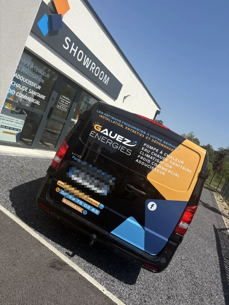 Covering d'un utilitaire d'installateur de pompes à chaleur devant son showroom à Somain