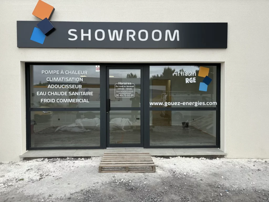 Enseigne SHOWROOM et vitrophanie sur la vitrine d'un chauffagiste à Somain