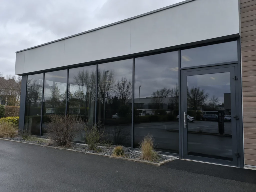 Film solaire posé sur les vitrages et la porte d'un local commercial par C-Pub Studio (intervention à Valenciennes et Maubeuge)