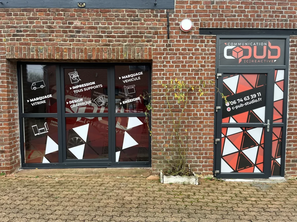 Vitrophanie sur les vitrages de l'atelier de C-Pub Studio à Bermeries, L'Orée de Mormal
